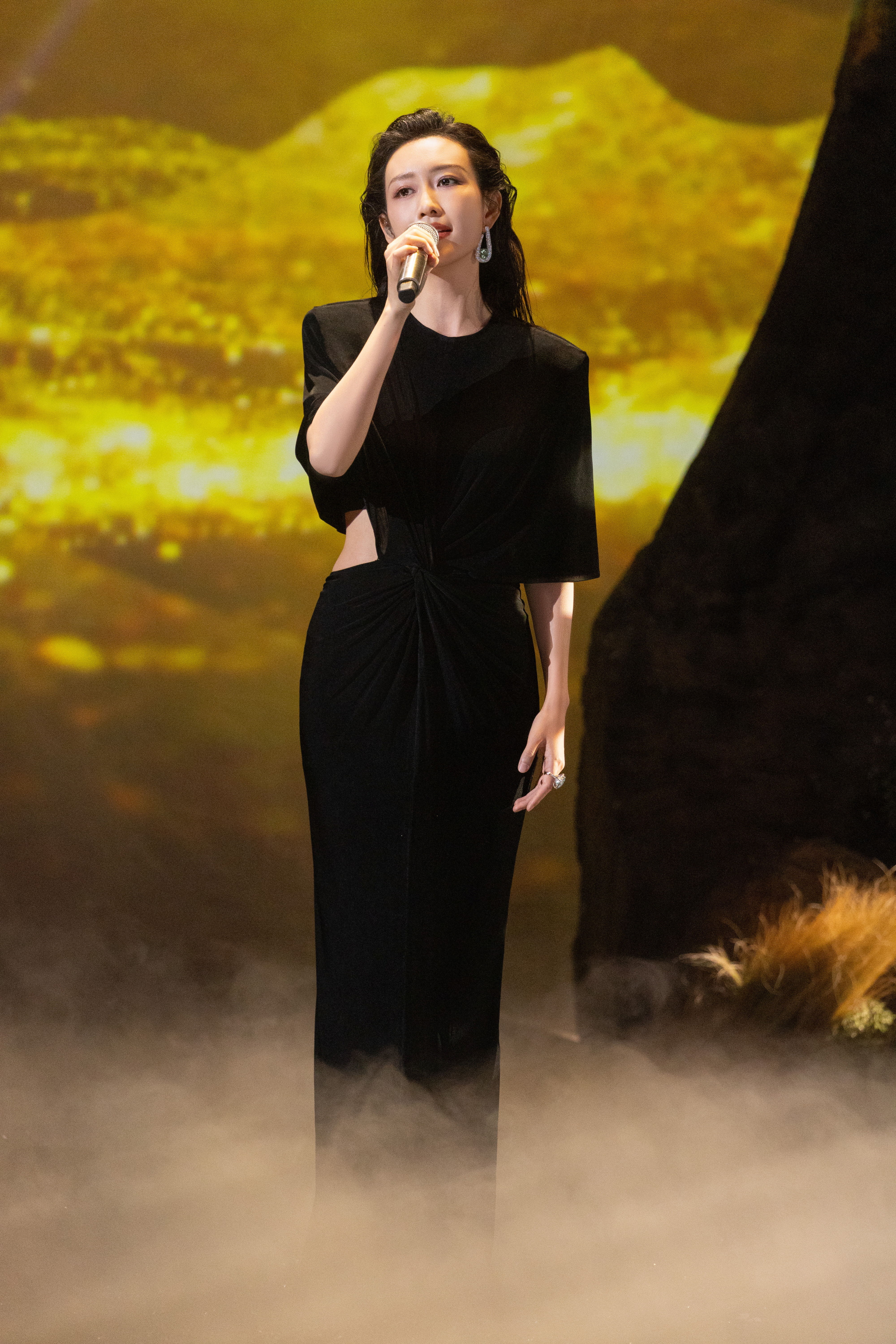 王鸥没有不一马当先的义务 “养马” 的风终究是吹到了 Angel 🧧 鸥姐率先