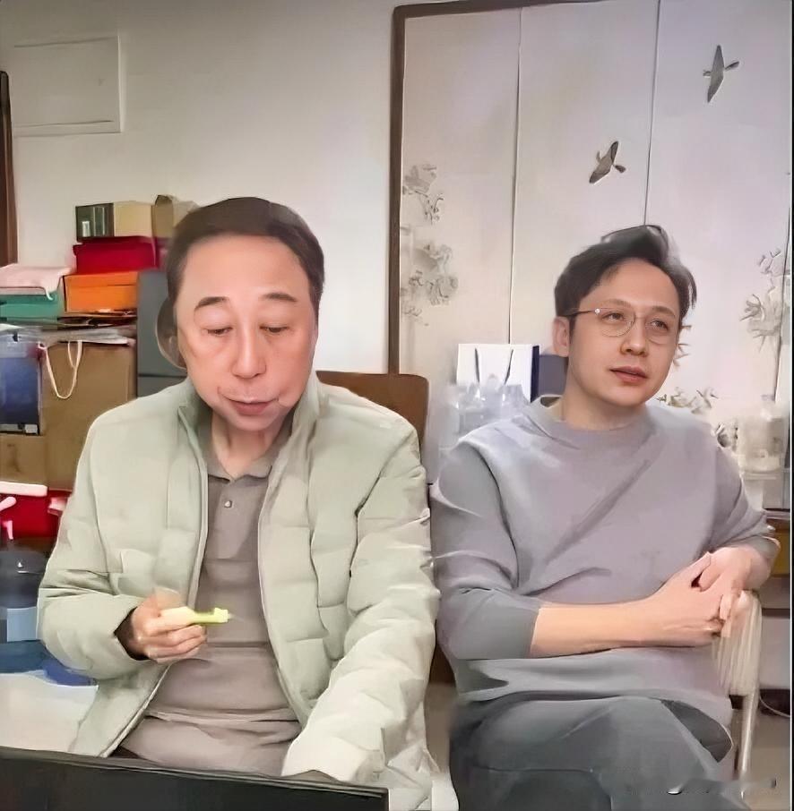 冯巩之子冯开城已41岁，依旧未婚育。父子俩闲聊时，儿子突然说道：“爸，我不想结婚