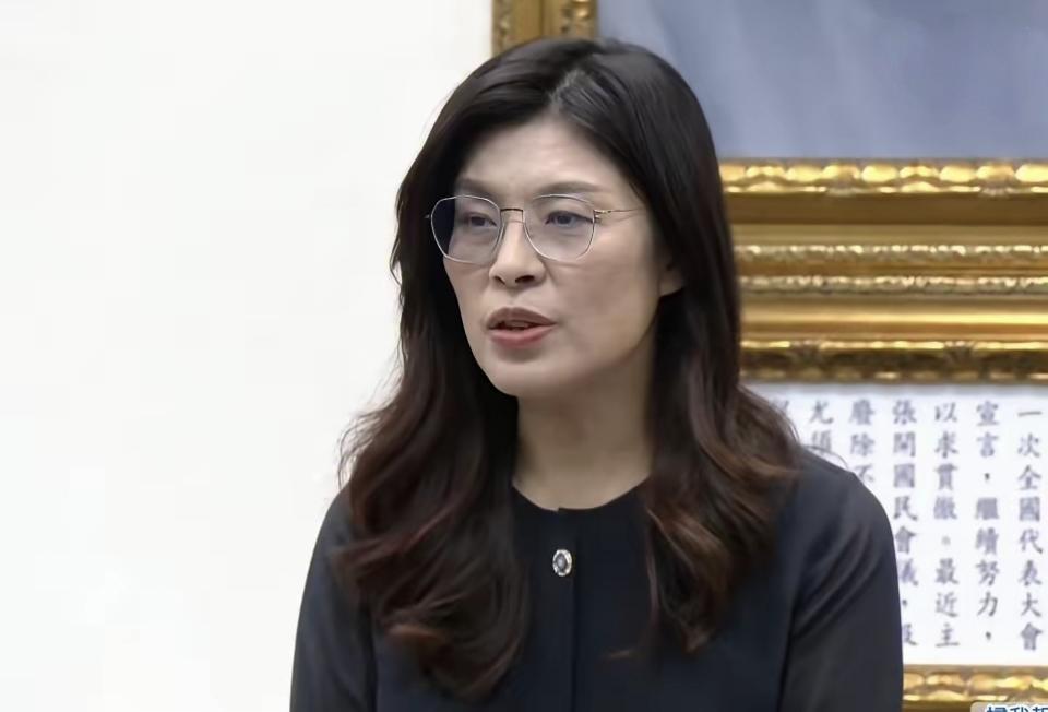 说句不客气的，国民党内部的思想混乱，软弱无能，早就该动大手术了。郑丽文出任革命实