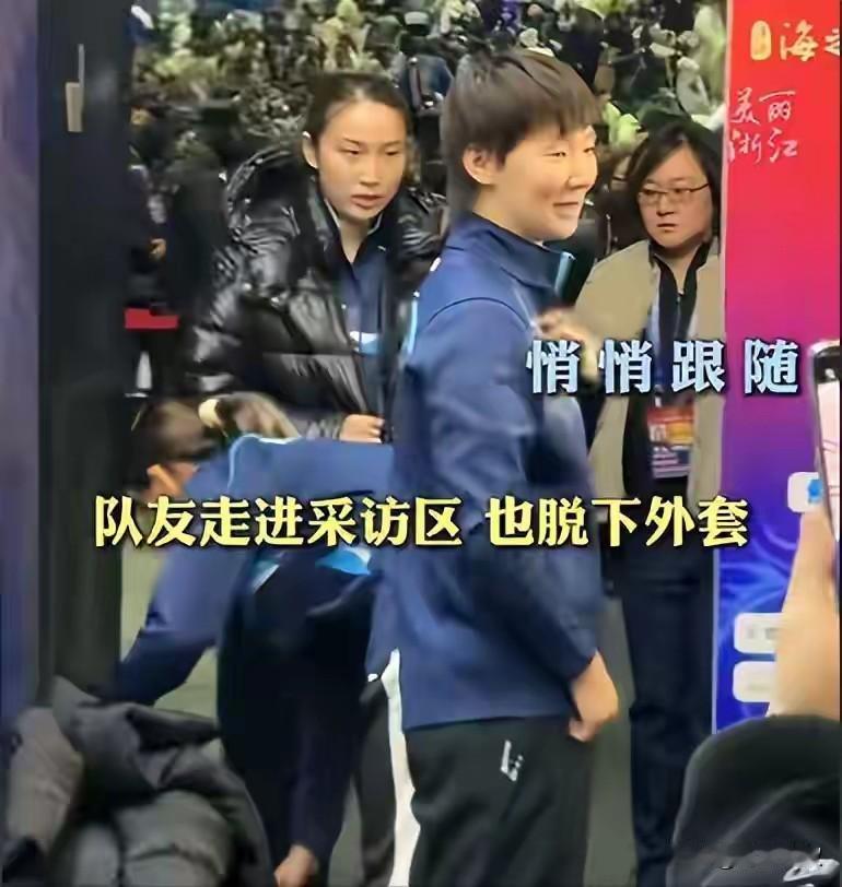 山东霸气教练大声呵斥王曼昱，鳗鱼却笑了！

南京总决赛场馆真冷，
大家穿着厚羽绒