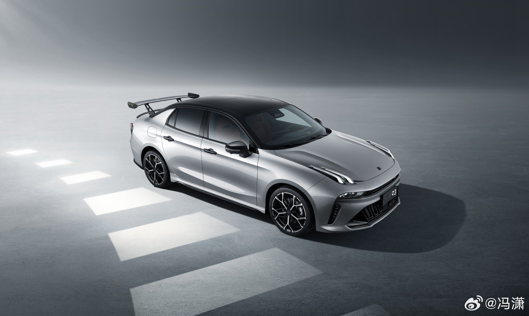 第三代领克03出了个大尾翼版，正儿八经的原厂真碳大尾翼，和汽配城改装的可不是一东