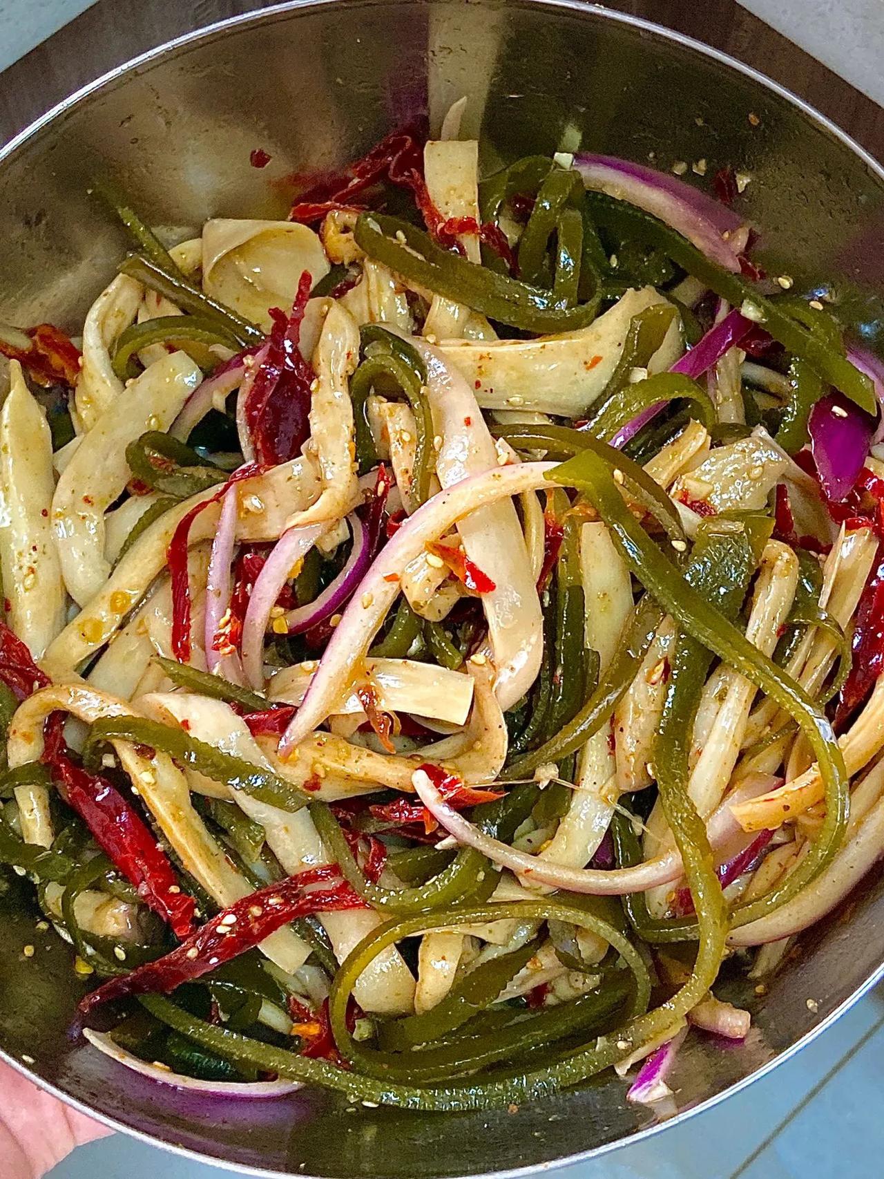 凉拌菜这样做，我能吃一辈子！
      巨好吃的凉拌菜做法，低卡高营养，香辣开