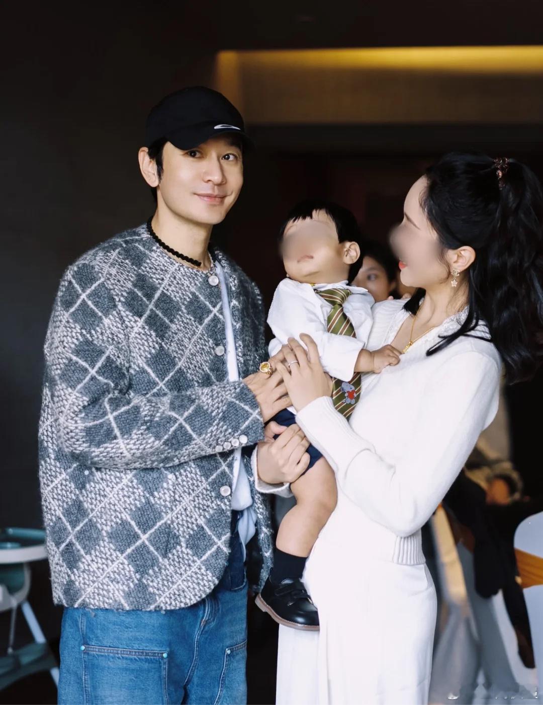 近日，黄晓明和小海绵一起出镜，父子俩一起参加亲戚家小宝宝一周岁生日宴，黄晓明的父