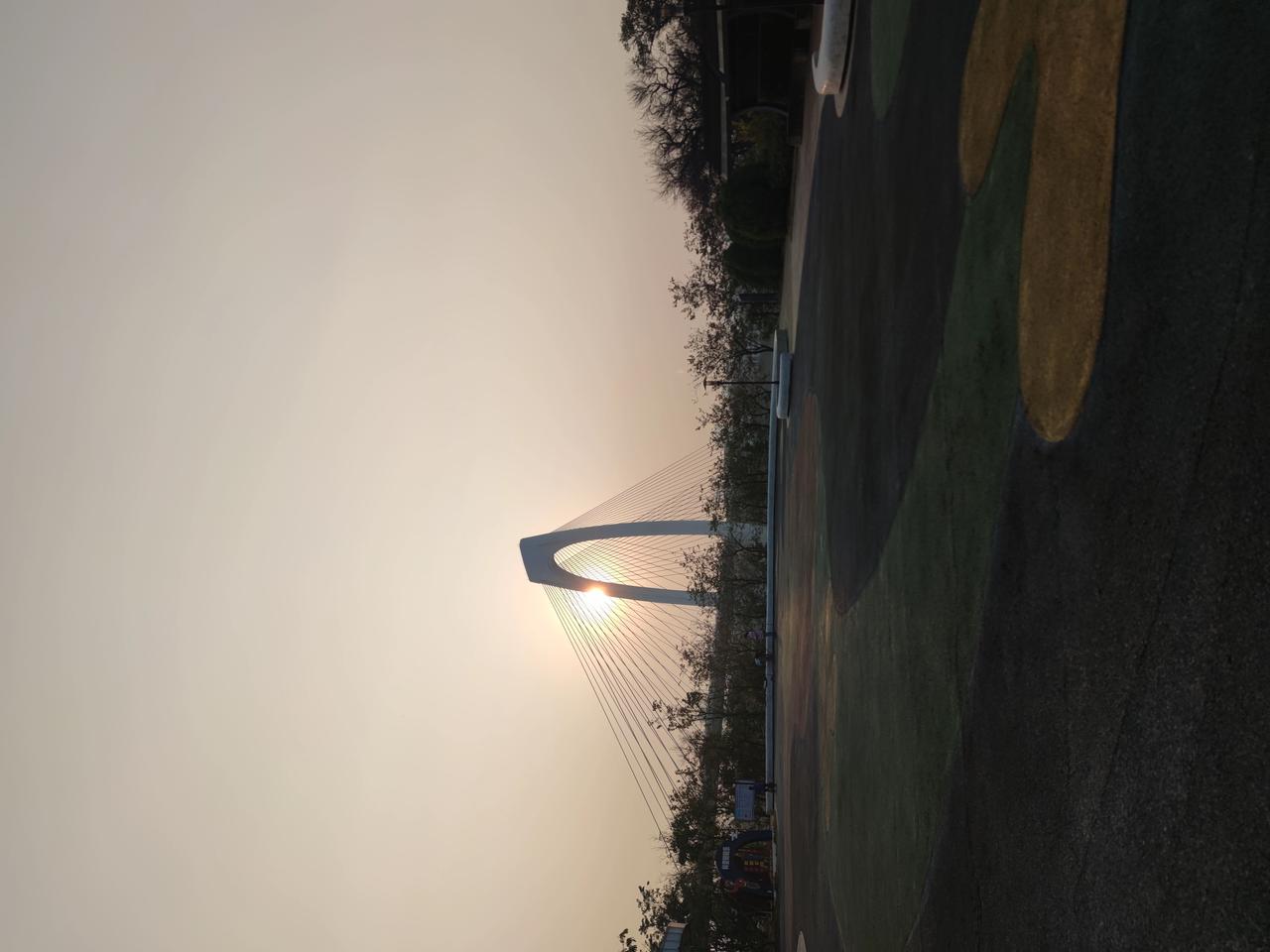 当你老了,钱和健康哪个重要? 当你老了，钱和健康哪个重要？这问题就像先有鸡还是先