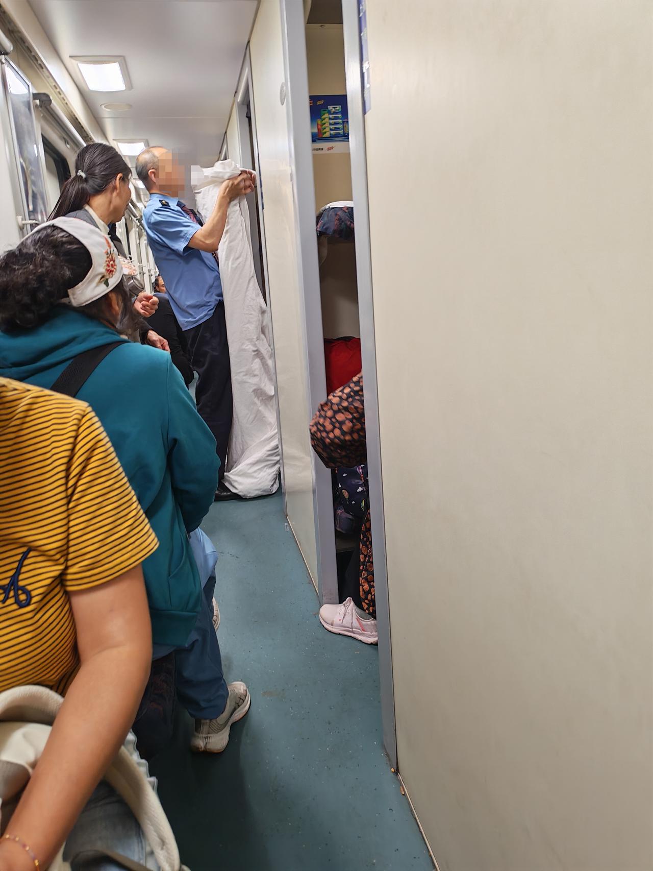 原来火车上这样叠被
个矮，真不行
个矮当不了乘务员吗？