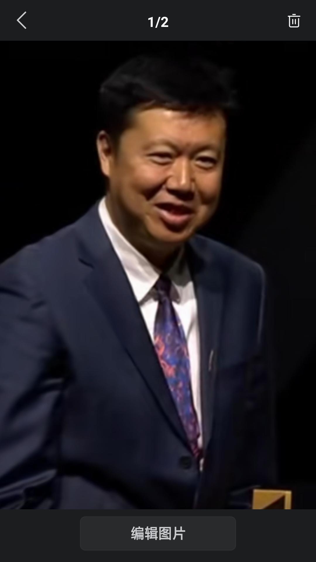 【王治郅入选国际篮联名人堂，妻子周蕾现场见证这一历史时刻，真的是夫唱妇随，幸福满