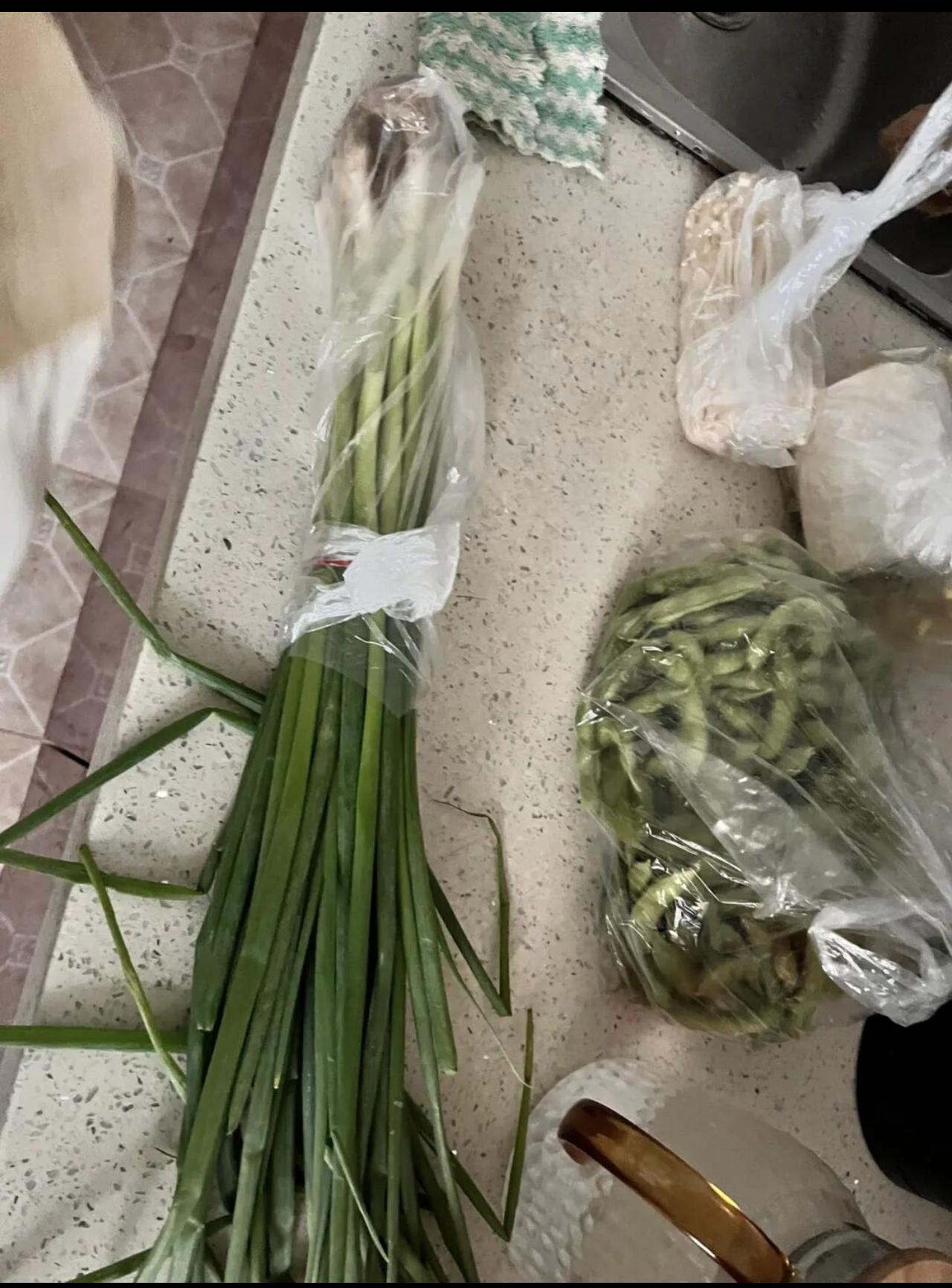 最近可能天太热了吧，脑子容易瓦特……早上趁稍微凉快去菜市场，因为代了个陈瓜皮，路