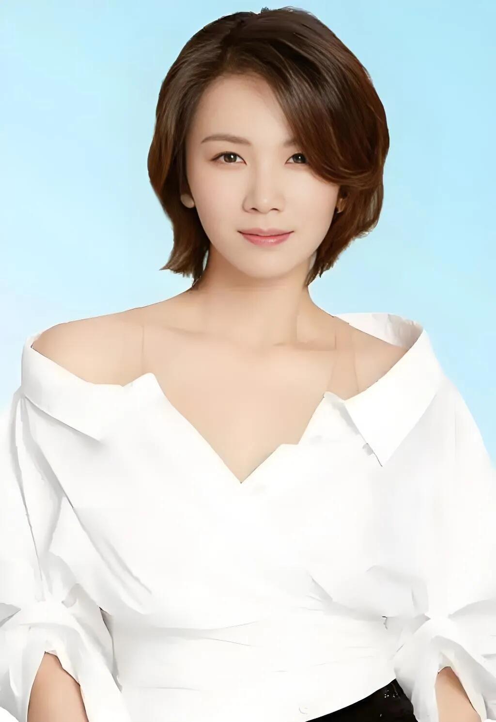 好美的一个女演员，她的穿搭得体大方，又靓丽又素雅，是一个颜值比刘涛高的女演员。