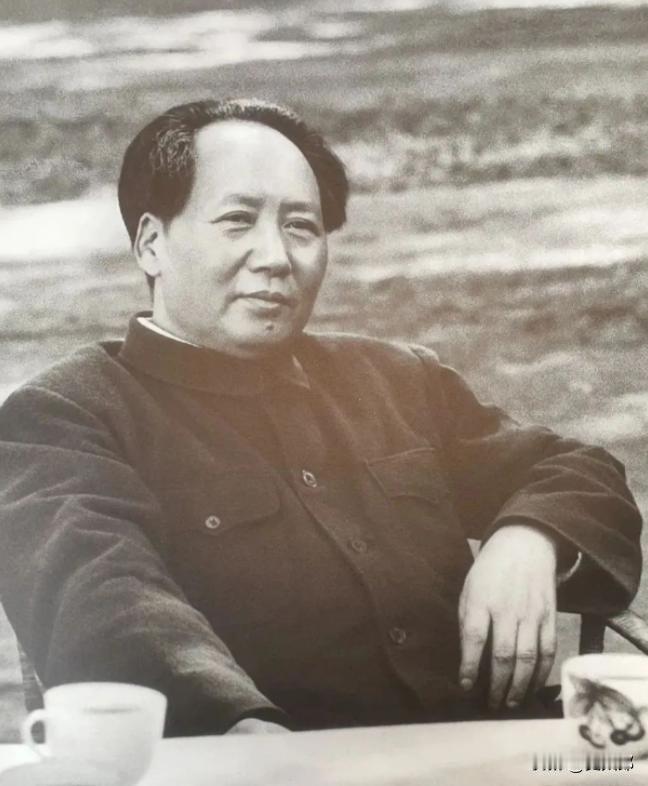1840年鸦片战争爆发，中国自此坠入长达百年的半殖民地深渊。晚清、北洋政府、国民