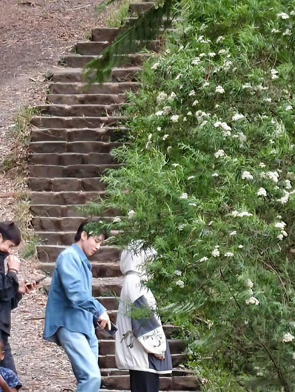 偶遇王俊凯爬山王俊凯去爬山了偶遇王俊凯爬山 