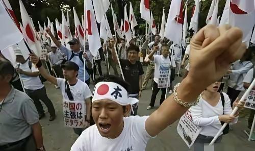 首先，将一个国家的民众整体描述为“狂热”是不够客观的，日本国内对历史的认知存在多
