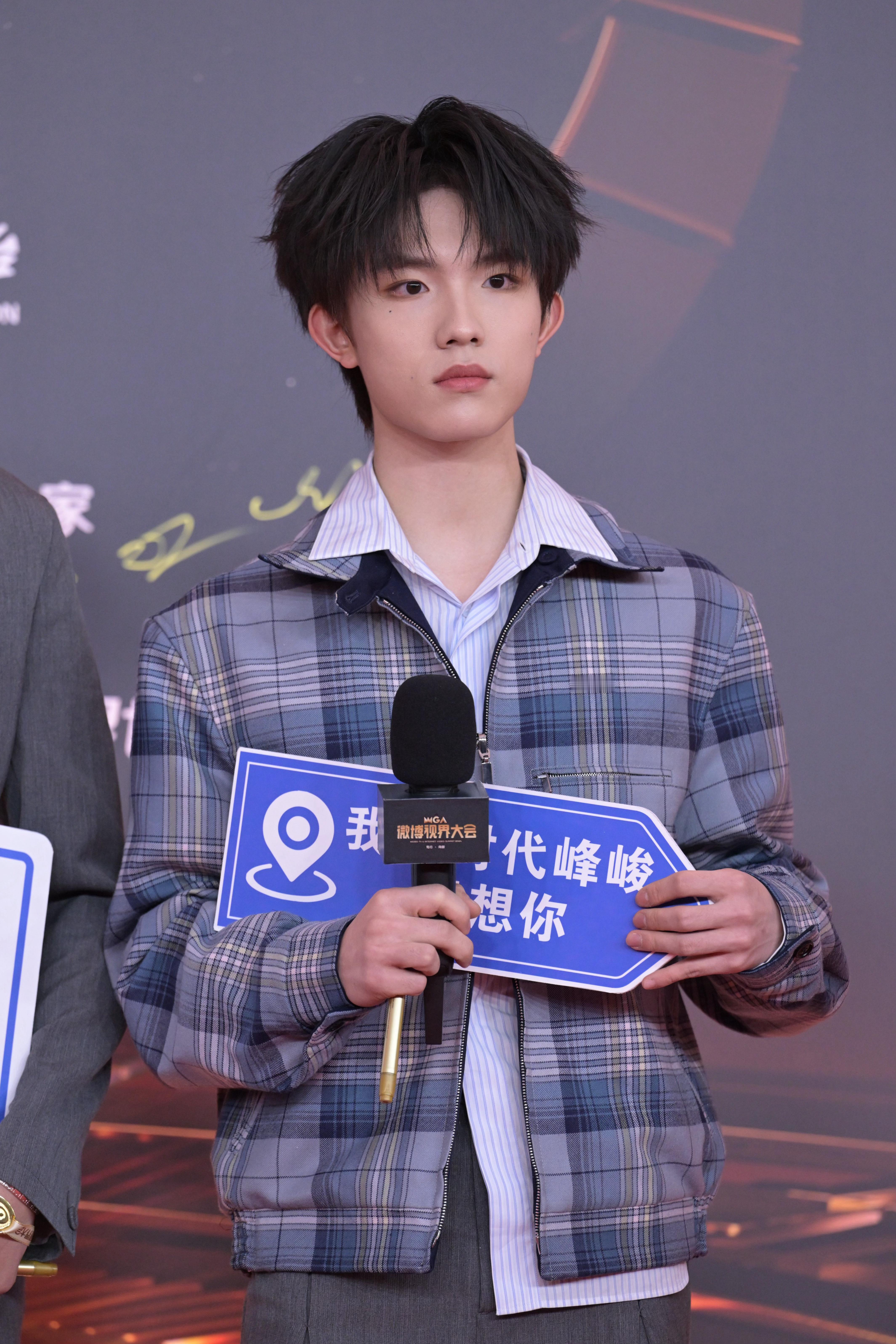 苏新皓每次外务媒体生图总有种不顾一切的美 ​​​