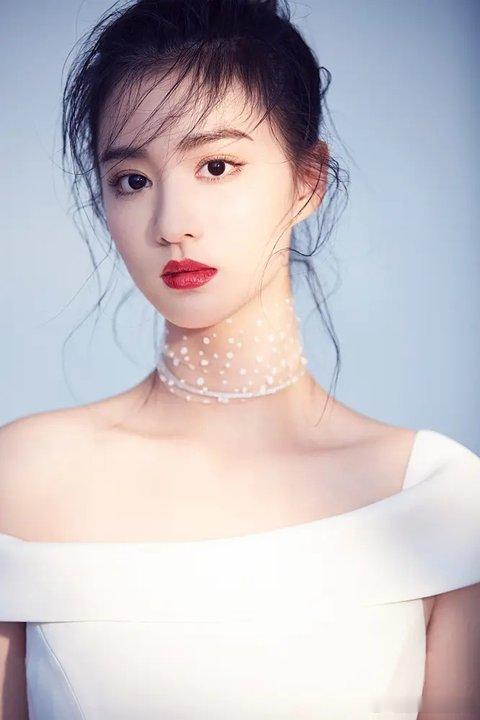 王楚然机场大战行李箱凌晨机场的紧急状况，更显她的敬业靠谱。从研究行李箱到奔跑赶机