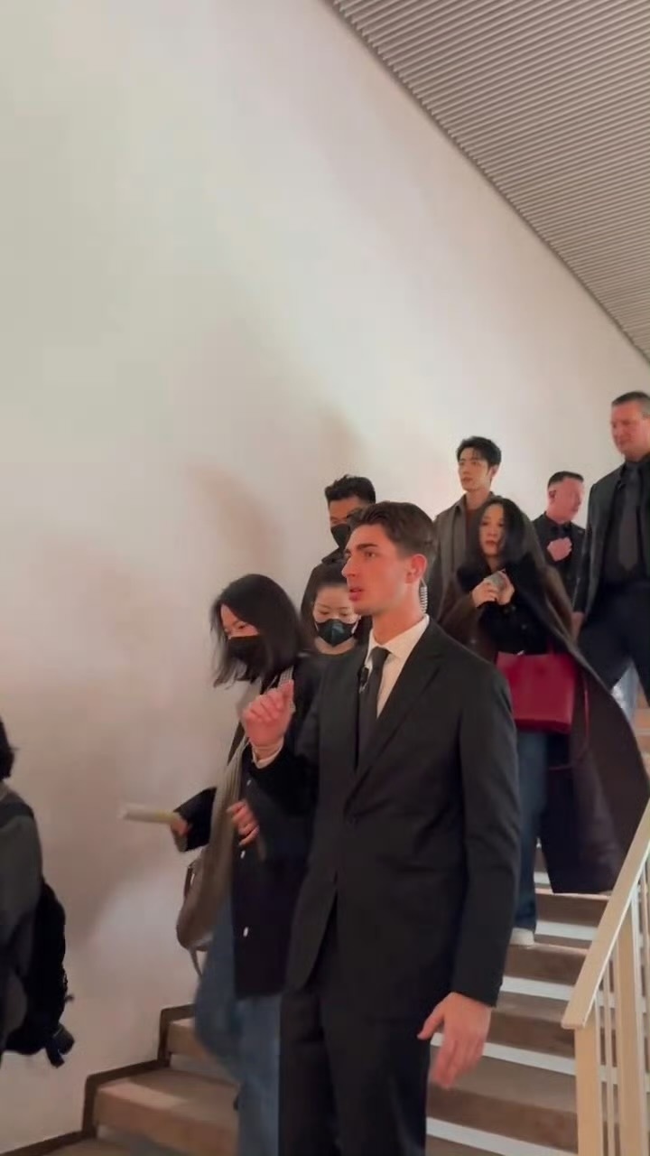 中间那个女的是明星吧，不然呢？ 