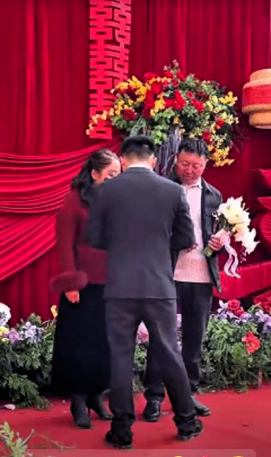 泪目了！近日河南封丘，在一场婚礼上，新郎突然把叔叔婶婶请到了舞台上，并亲手将他们