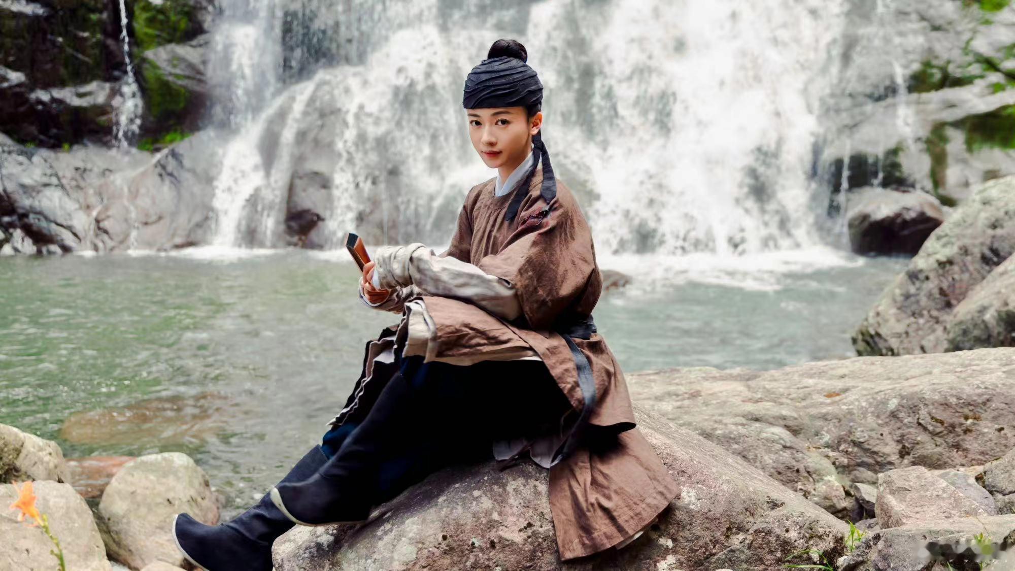 #吴谨言女扮男装妆造#  吴谨言在《墨雨云间》女扮男装妆造🉑 ！俊俏，又英气飒