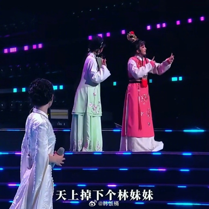 好感慨陈丽君望向两个妹妹的时候，就好像望向了几年前的自己，如今你也一步步走向了更