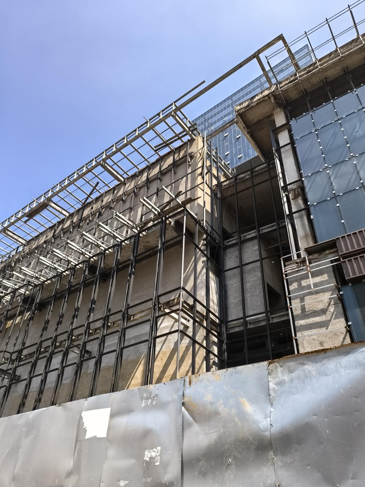 在人民西路与环城西路上的这个医大广场下面的商业都是烂尾着的，早知道还不如直接建住