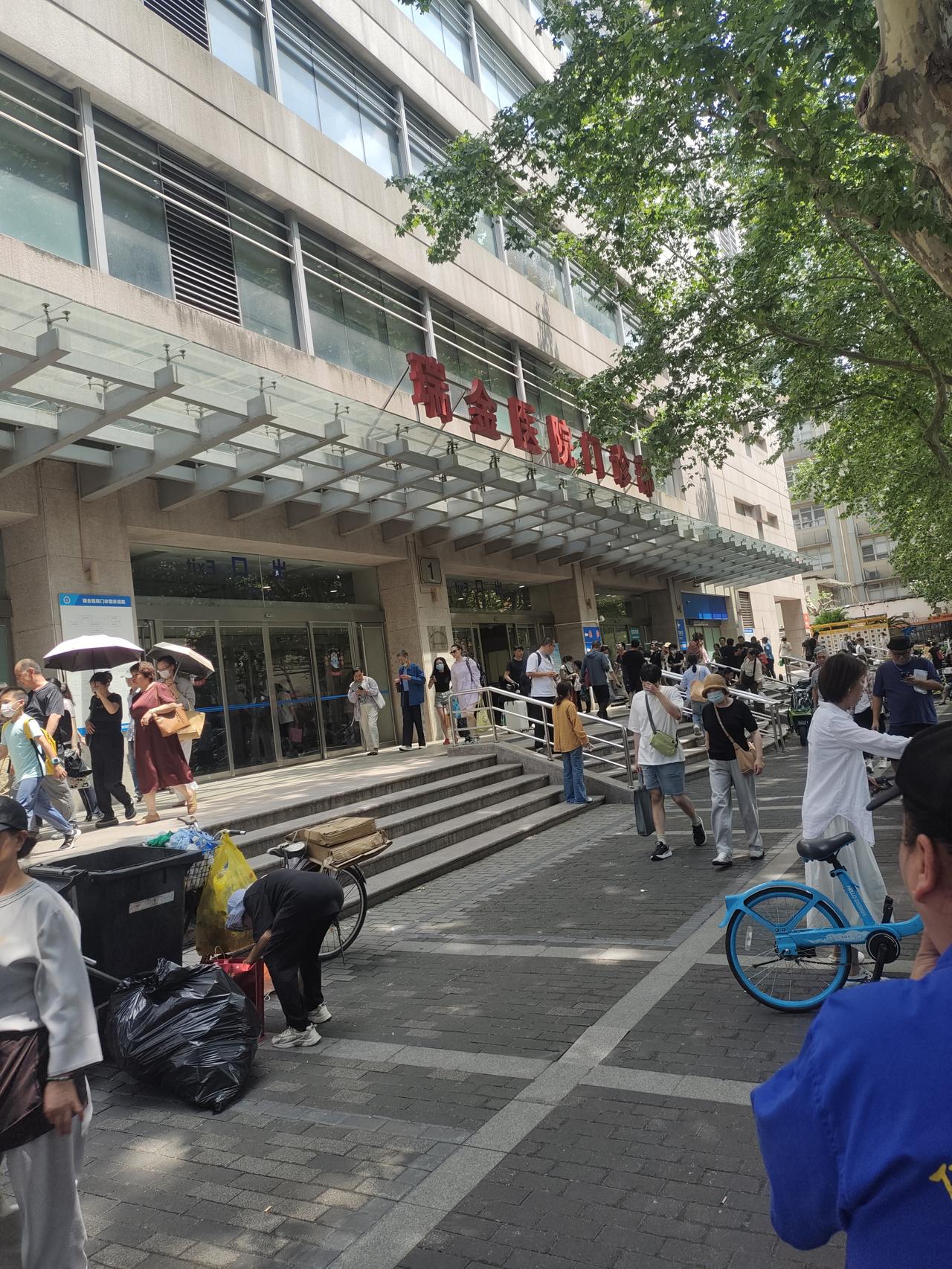 到大医院看病着实不易
前天，我前往瑞金医院取检查报告单。搭乘扶手电梯上到二楼后，