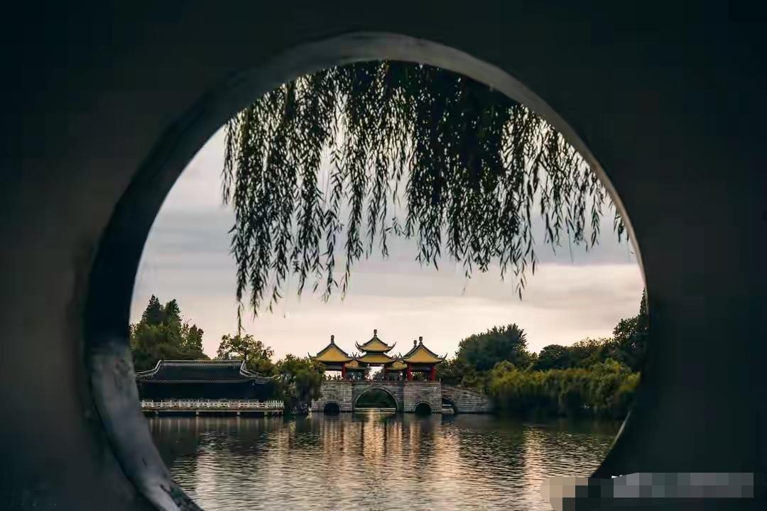 看到“三盆米饭78块”那条热搜，我没跟着骂。我自己跑去扬州，把东关街、瘦西湖、早