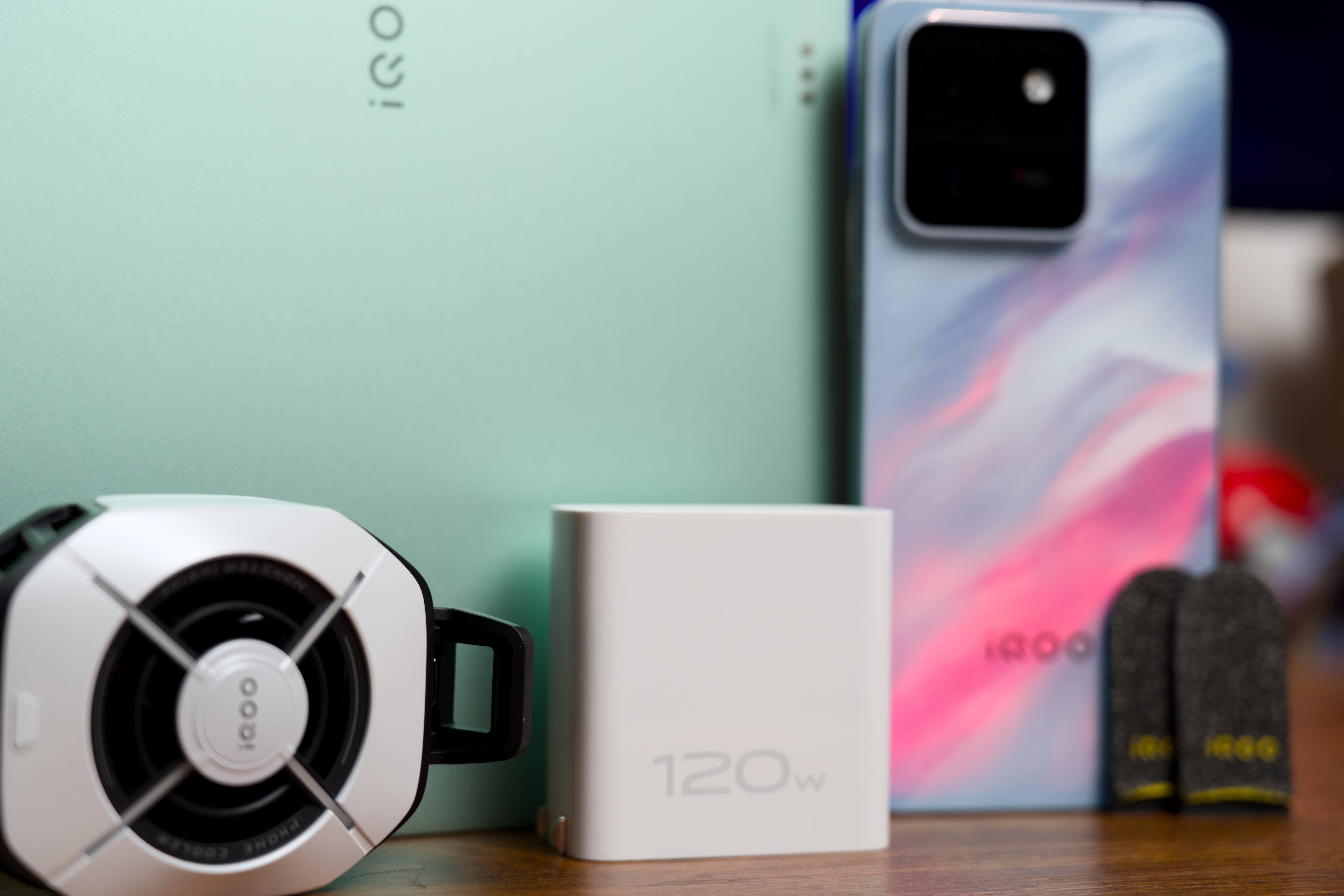 这是iQOO最新的性能电竞全家桶产品，这条微博的重点介绍对象是iQOO Pad6