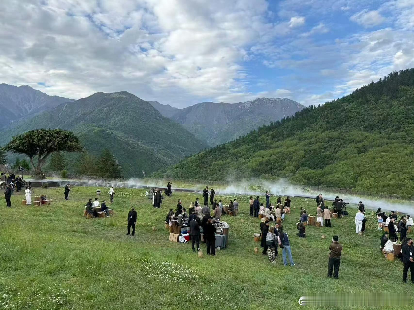vogue今晚活动，大山里团建，这个季节蚊虫泛滥