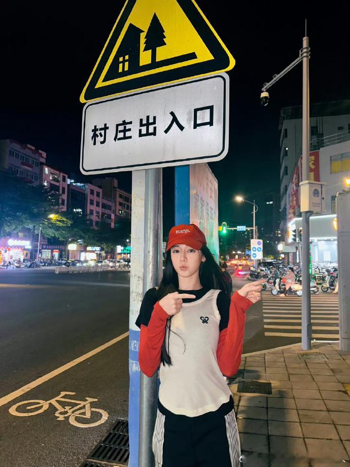 迪丽热巴去录音了迪丽热巴citywalk一下吧  迪丽热巴录音室路透释出！她戴着