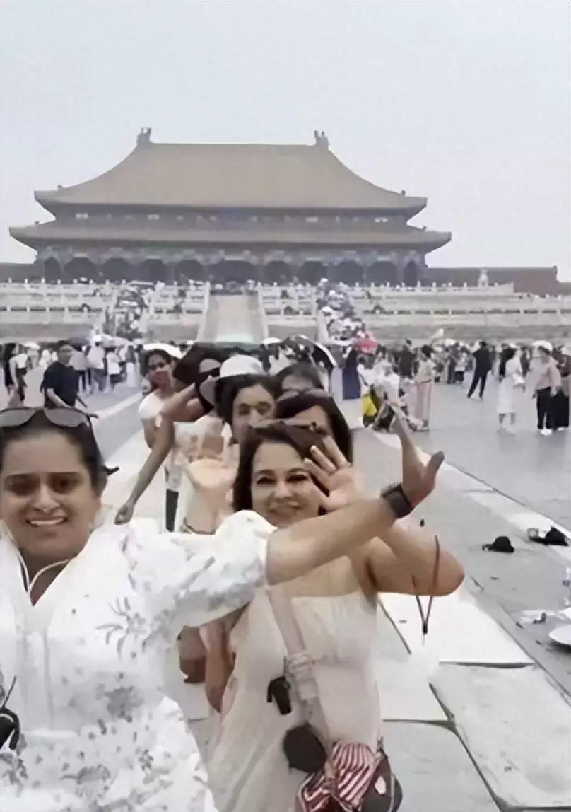 最近一群外国人在故宫跳舞辱华，引起国人强烈不满。故宫那可是咱中国文化的瑰宝，承载