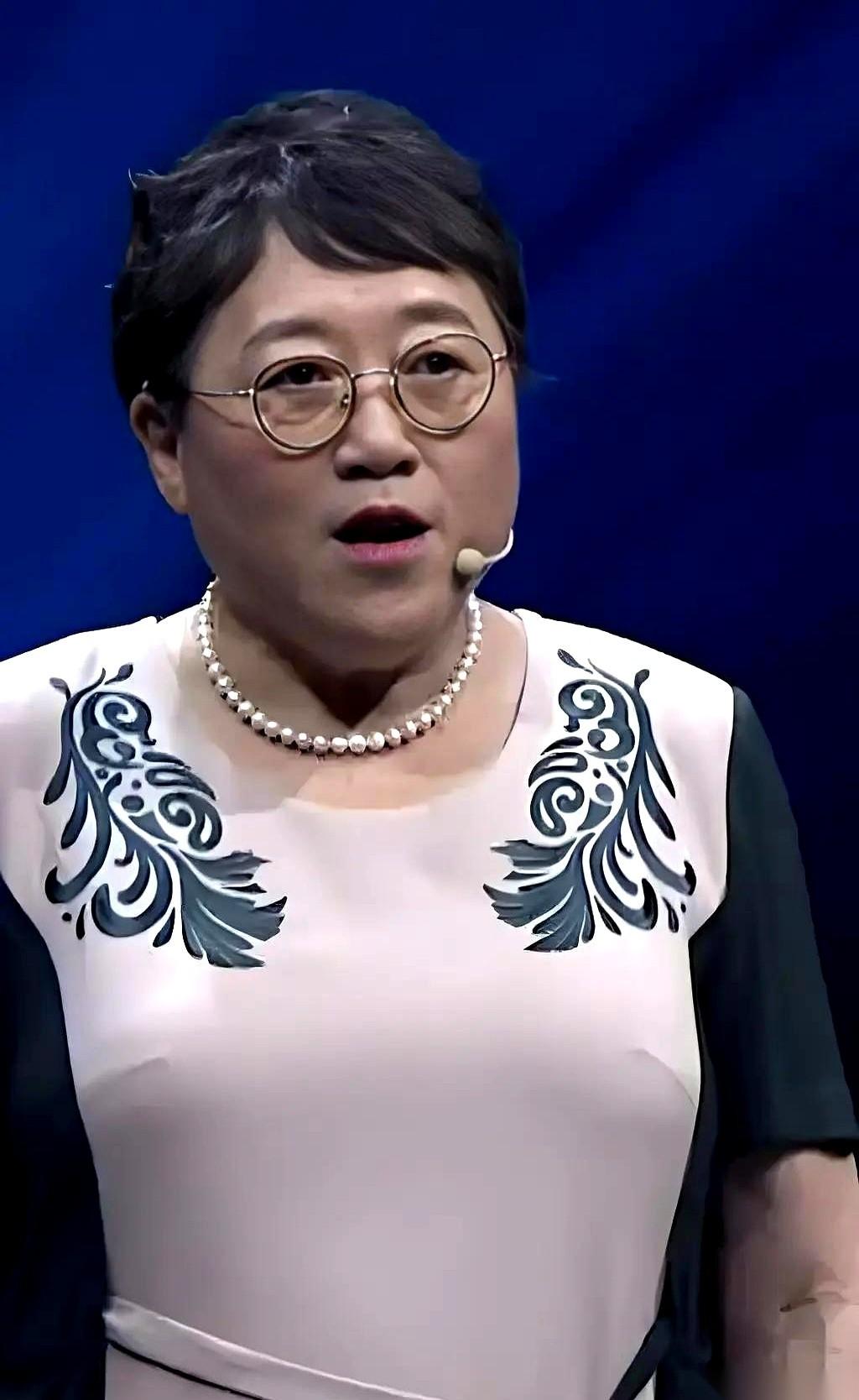 性学专家李银河有句话，像一盆冰水，直接浇在很多人头顶。
她说，做老婆的，别管男人