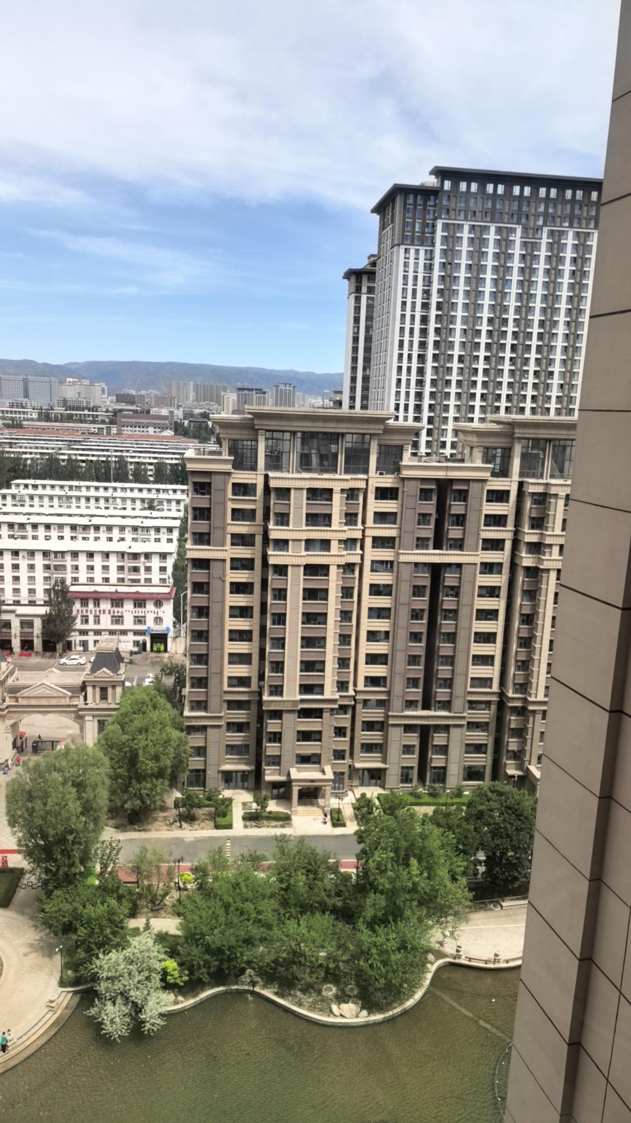 昨天晚上，在呼和浩特市赛罕区一个小区附近的地产中介说，他手中有两套房子都在赛罕区