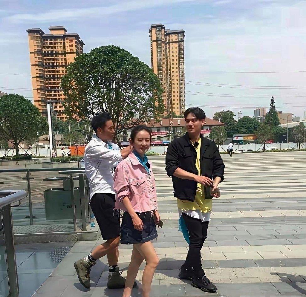 路人下的明星，怎么给电视上不太一样啊？