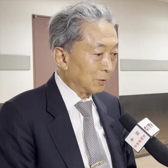 9月4日鸠山由纪夫返回日本，说了这样一段感人的话！
鸠山由纪夫在东京机场接受记者