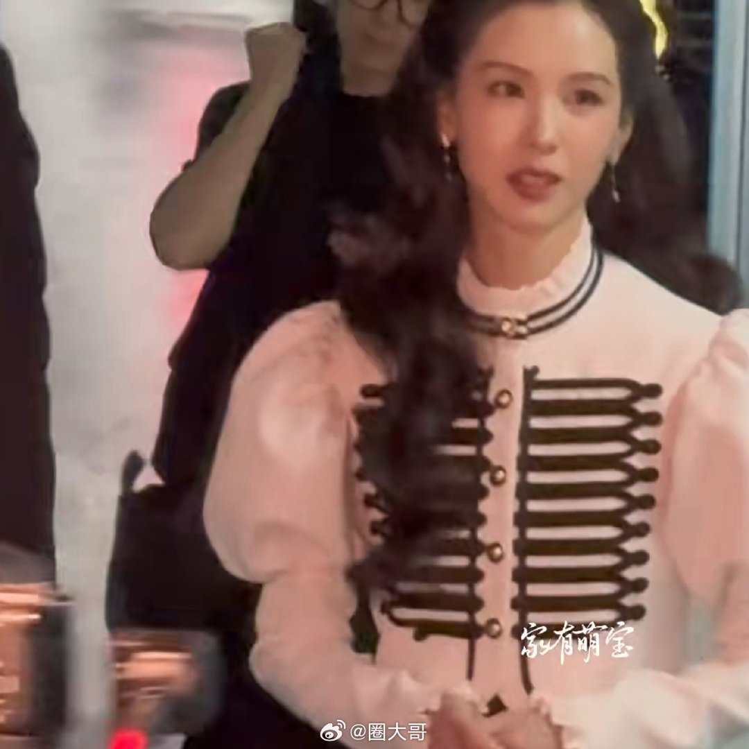 鞠婧祎曾舜晞陈都灵田嘉瑞追剧团路透不愧是内娱神颜古偶天团啊，电视剧《月鳞绮纪》的