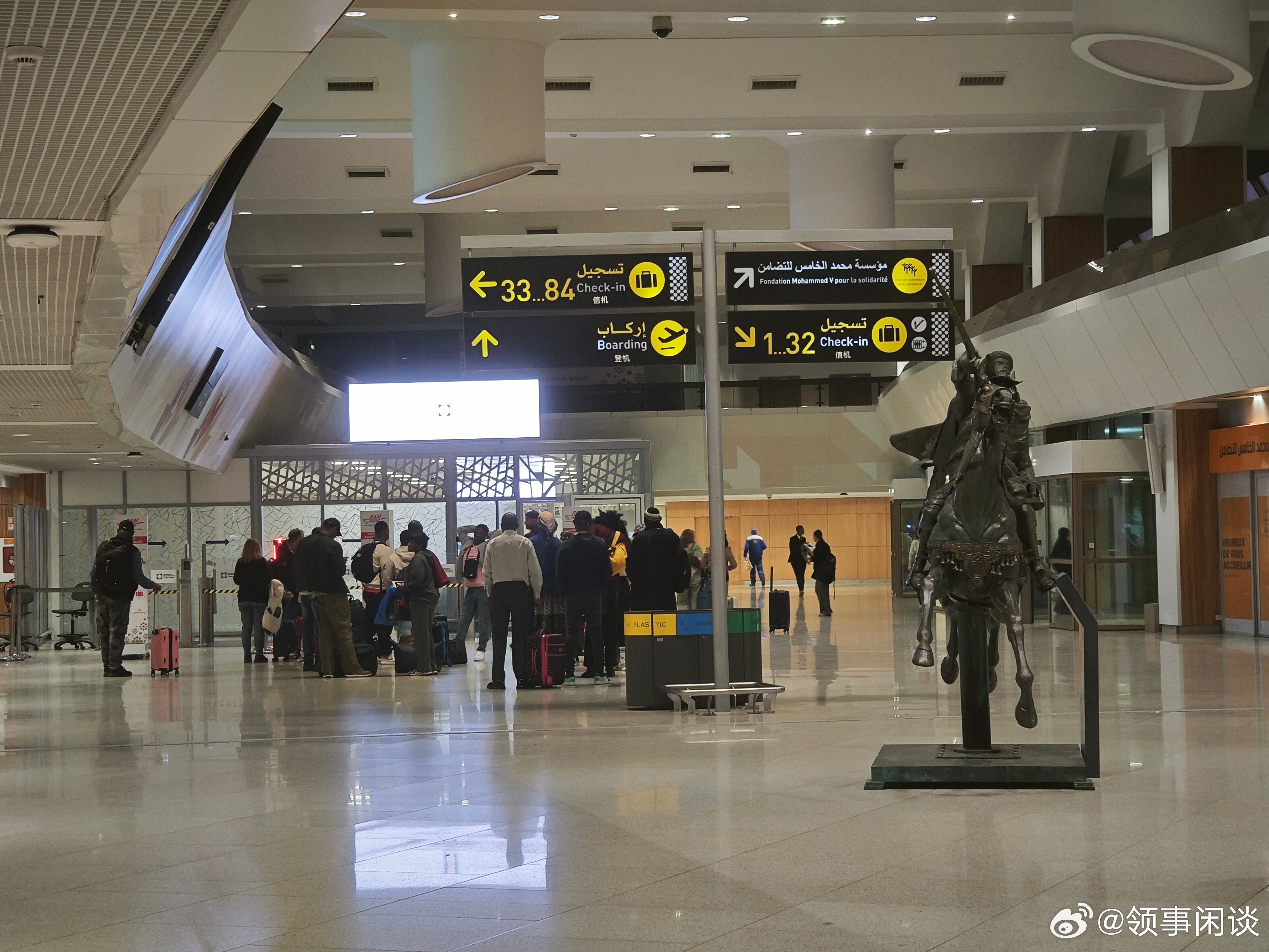 路上碰到不少摩洛哥人，总体对中国人挺友好的，热情打招呼或提供帮助。市面上绝大多数