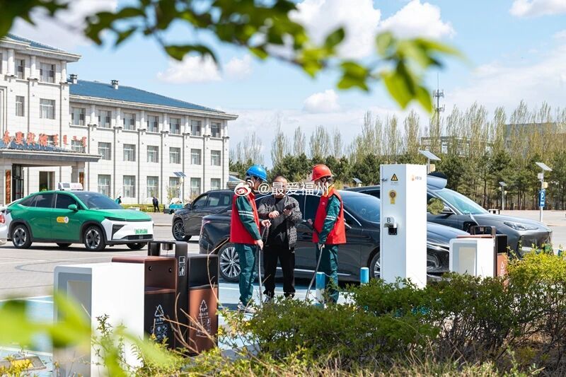 五一假期绿色出行热度攀升目前，全国充电桩总量已超2100万个，19个省份实现充电