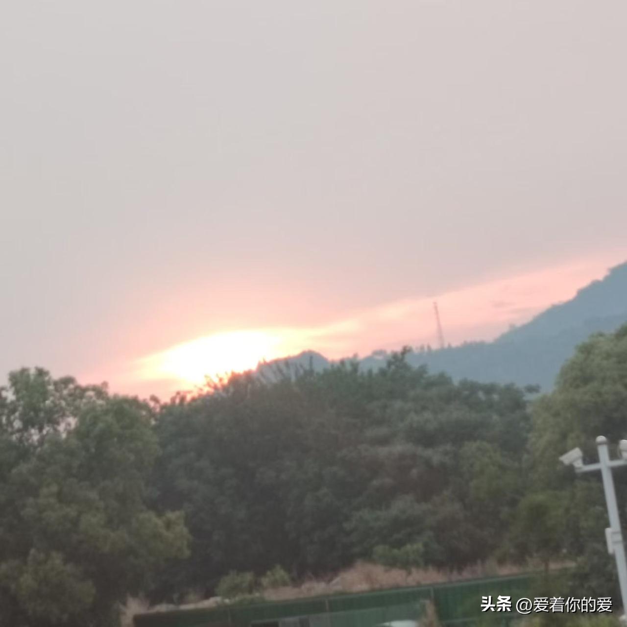 今年夏天，傍晚或下雨时天边老是发红，还挺奇妙的。其实这主要是大气散射在搞鬼。太阳
