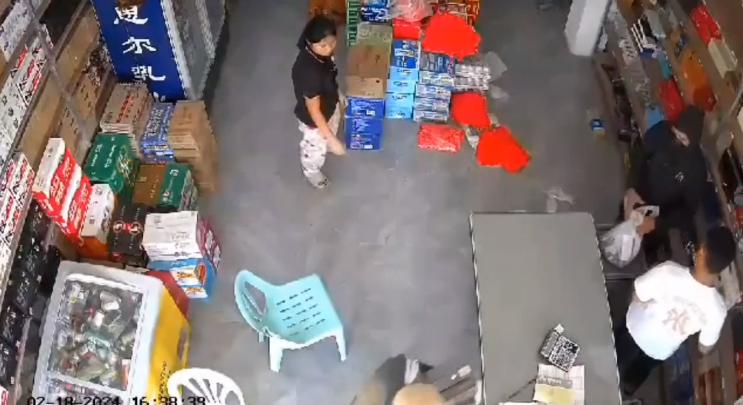 缅媒报道，缅泰边境掸邦东部大其力市内，一群持枪团伙进入一家百货店实施抢劫。

据