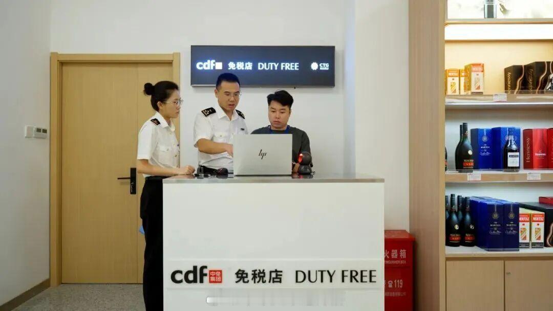 国铁头条【中老铁路迎来首家口岸出境免税店】6月29日中老铁路首家口岸出境免税店，