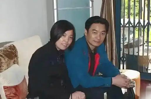 1984年，对越作战前线。两名安徽籍战士站在树下，立下约定：谁要是能活着回来，谁