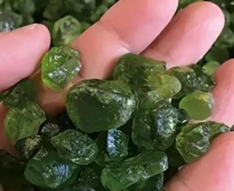 2002年，天津一男子花了10年，捡了600多块蛟河橄榄石。专家知道后，直言：“