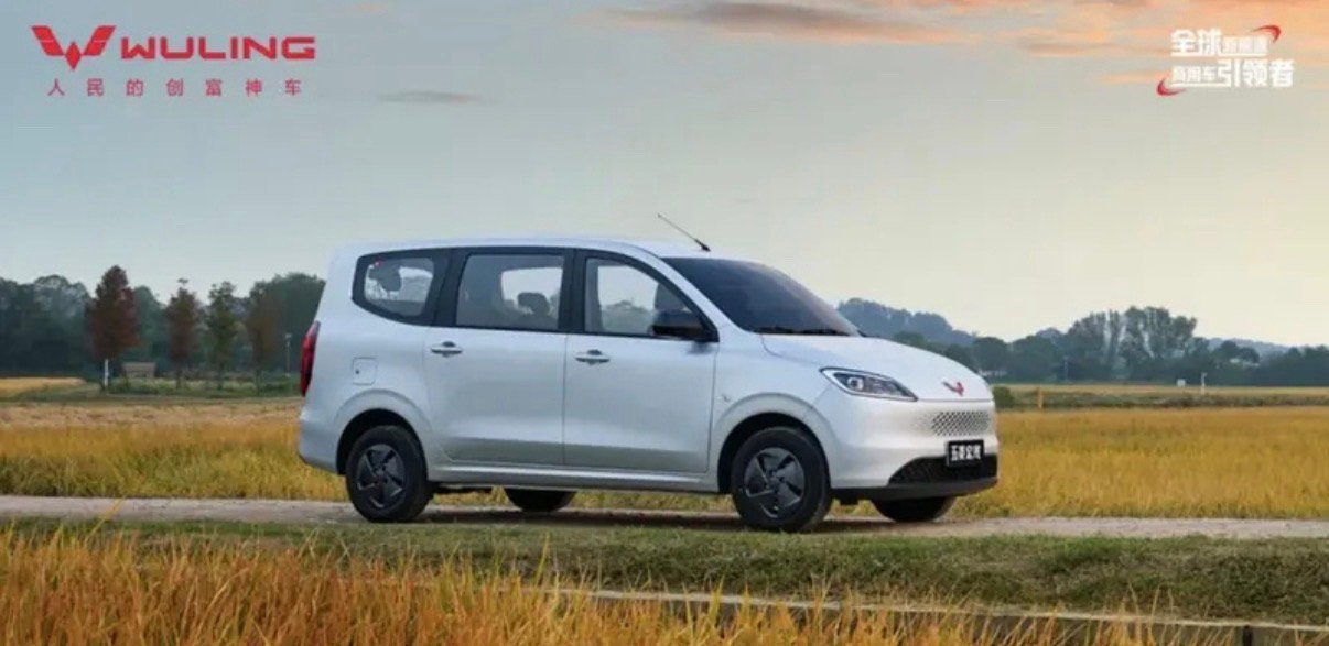 【五菱宏光家族焕新上市 提供3种动力/售价5.48万元起】今日，五菱宏光家族迎来