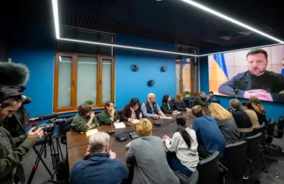 泽连斯基近日接受了美国媒体的采访，对于美国和俄罗斯就乌俄战事的谈判，乌克兰总统开