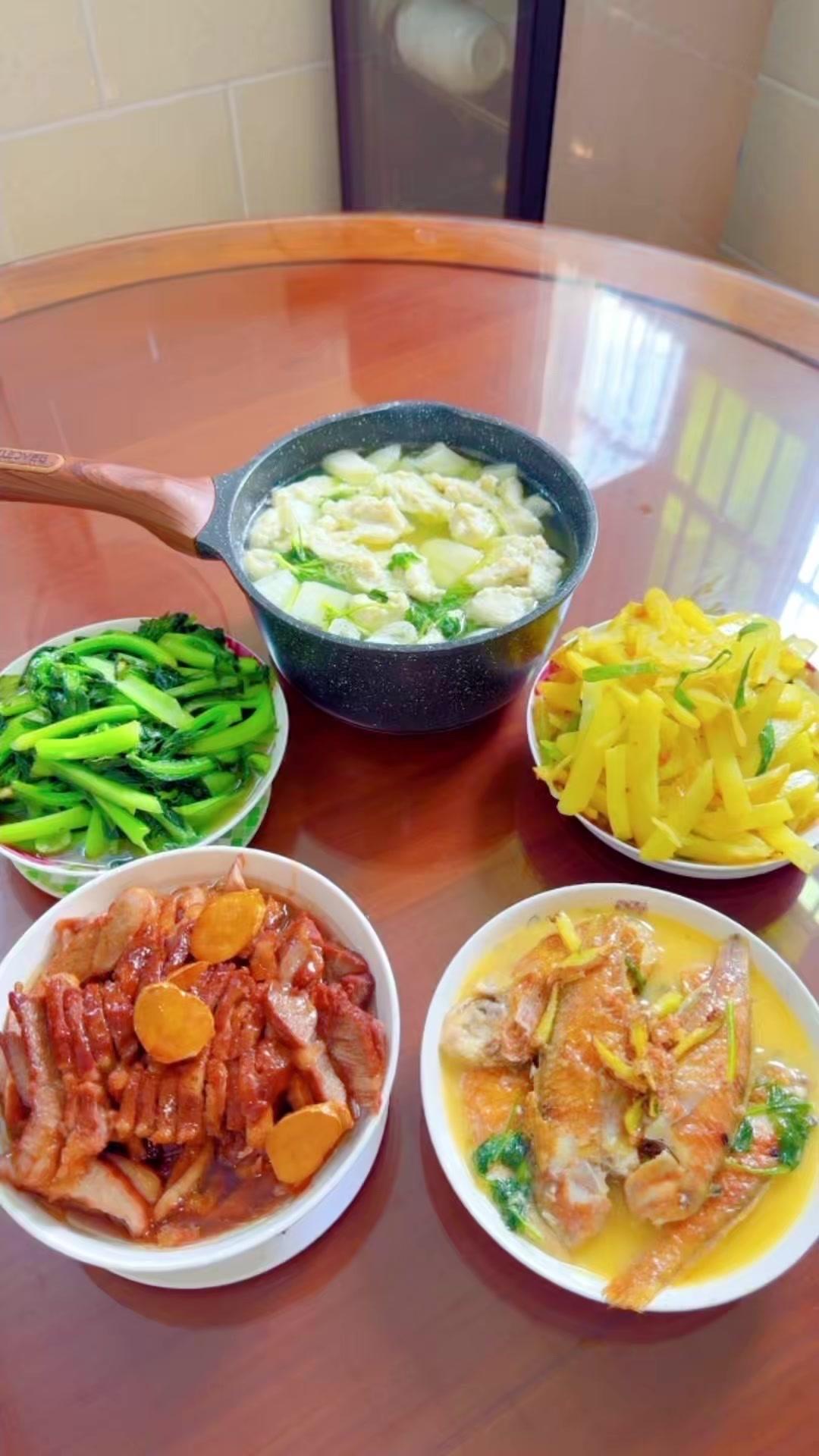 孩子最爱的叉烧+竹荪汤，太实惠啦！中午用梅头瘦肉做了盘叉烧，步骤超简单！先薄切肉