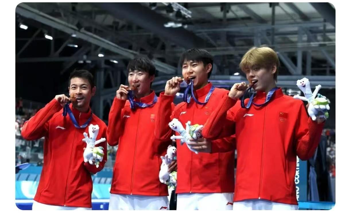中国速滑队出场镜头太夯了 0.09秒是什么概念？眨一下眼的时间，中国速滑队创造了