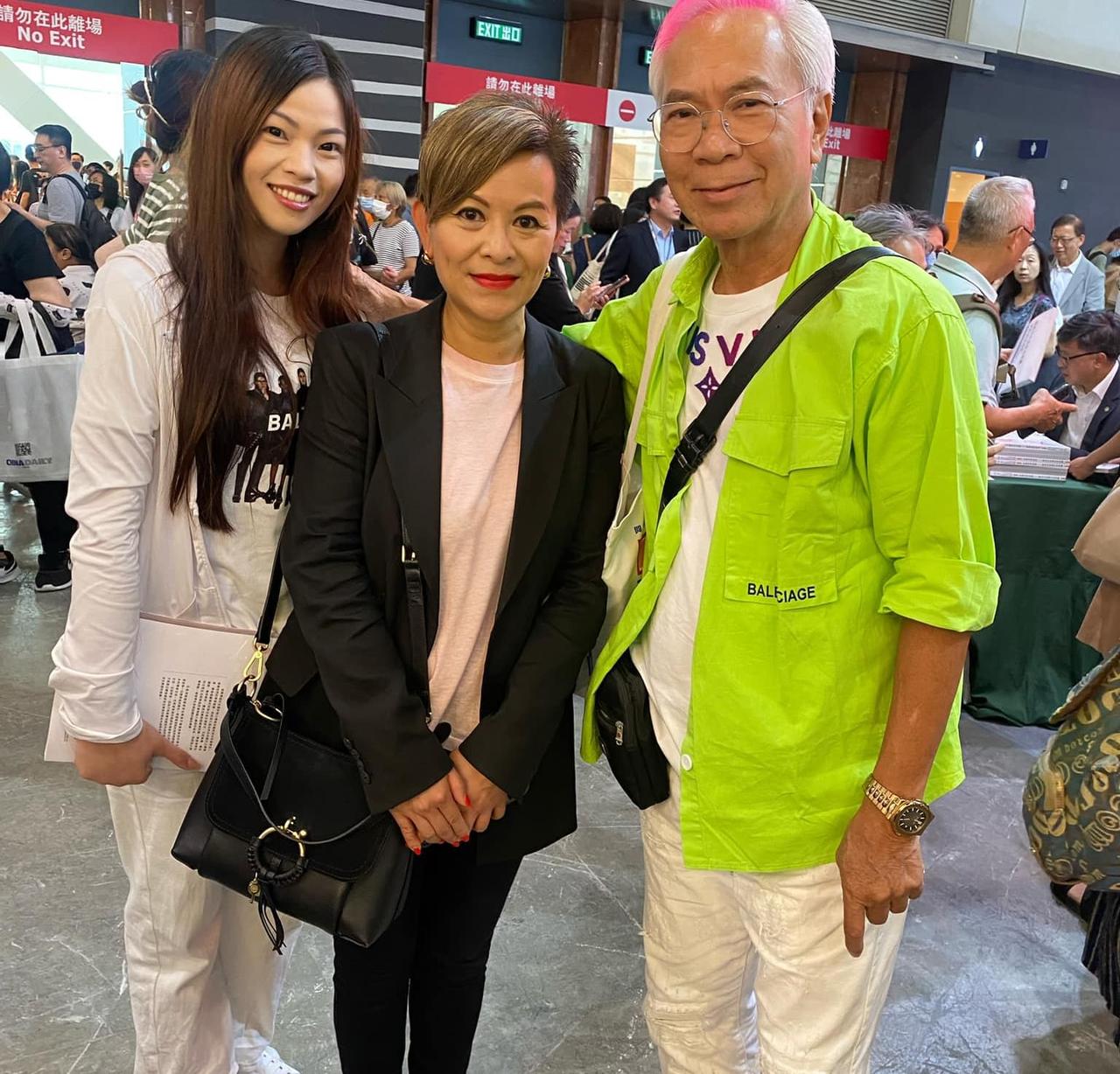 香港TVB著名演员李隆基和老婆合照，他今年都已经72岁，真的想不到老婆这么年轻
