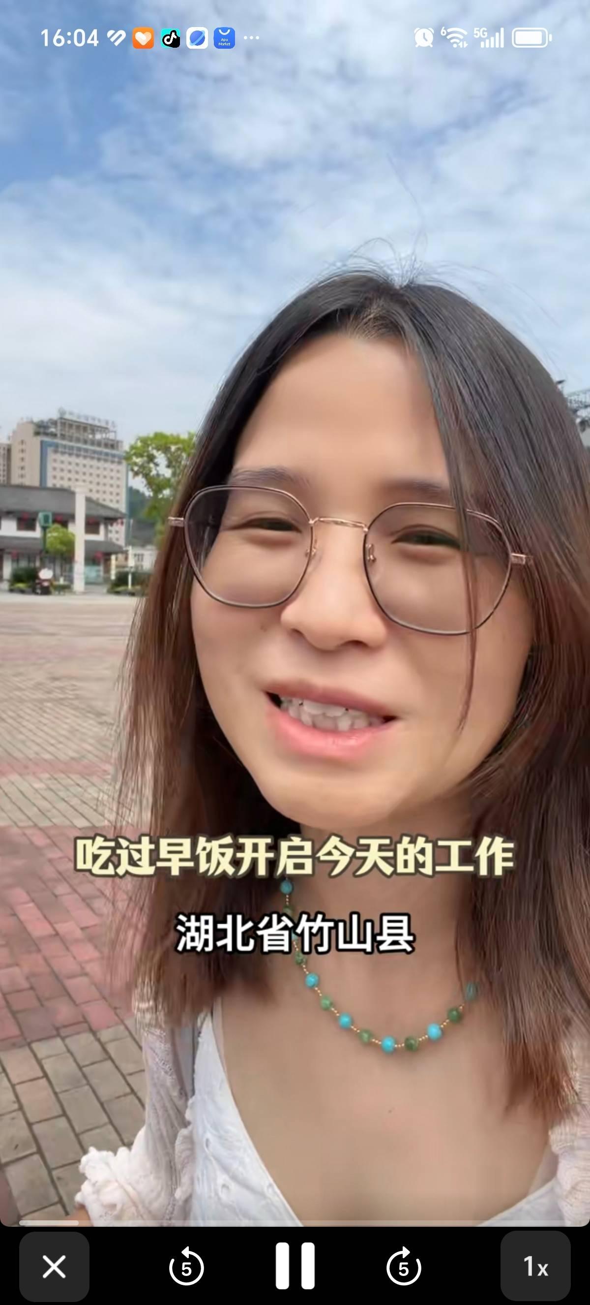 这画面太治愈了。不是那种刻意煽情的治愈，是成年人之间那种“你懂我懂”的默契。
A