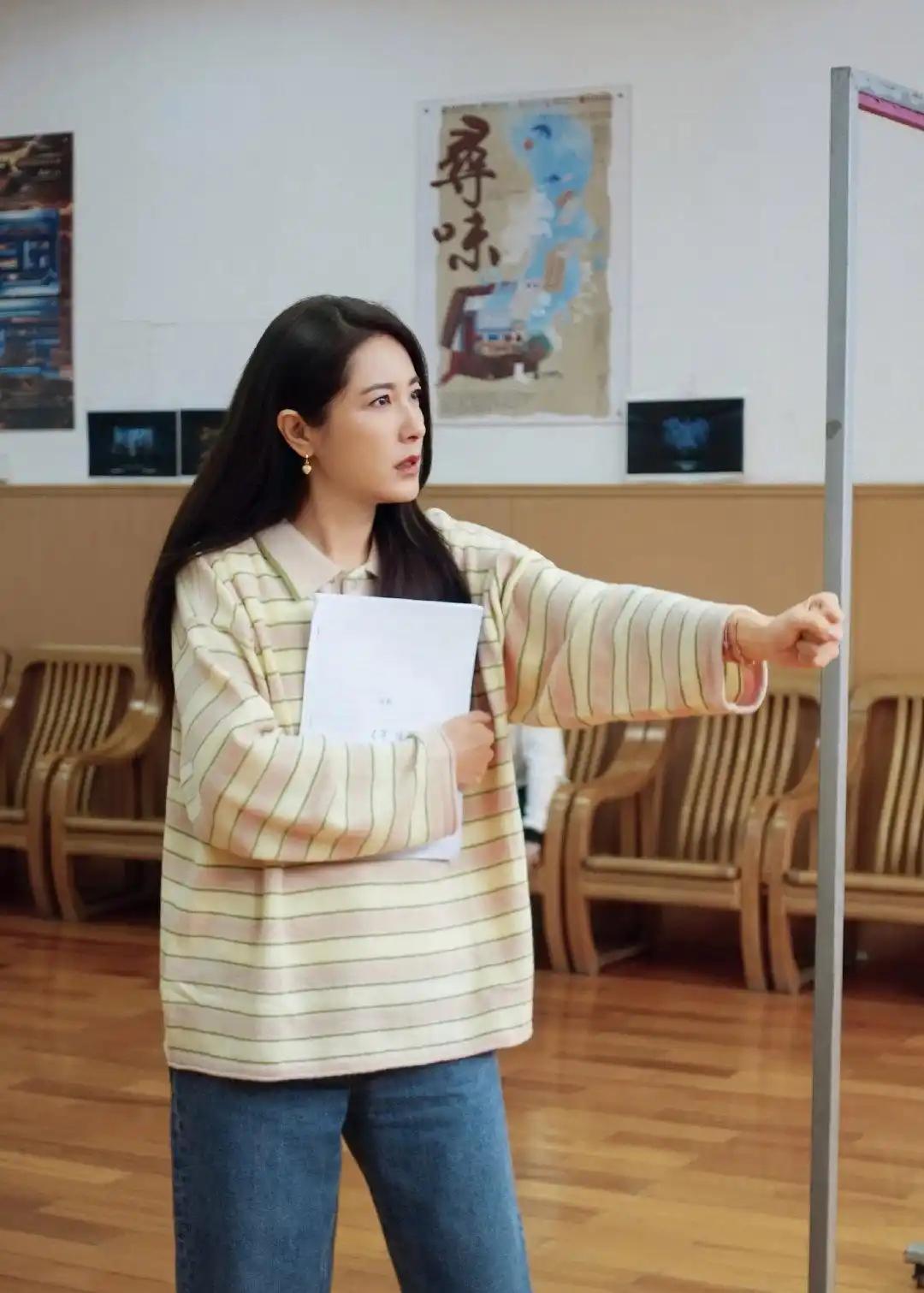 昨天，曾黎晒出了一组穿条纹衫的图片，我怀疑曾黎是不是穿错衣服了呢？她的穿搭一直都