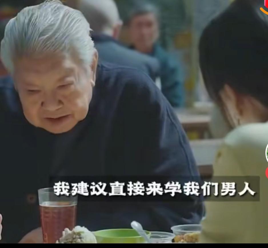 蔡澜说，女人要最快成长，需要学习男性思维。

第一，就是主动出击。对自己喜欢的人