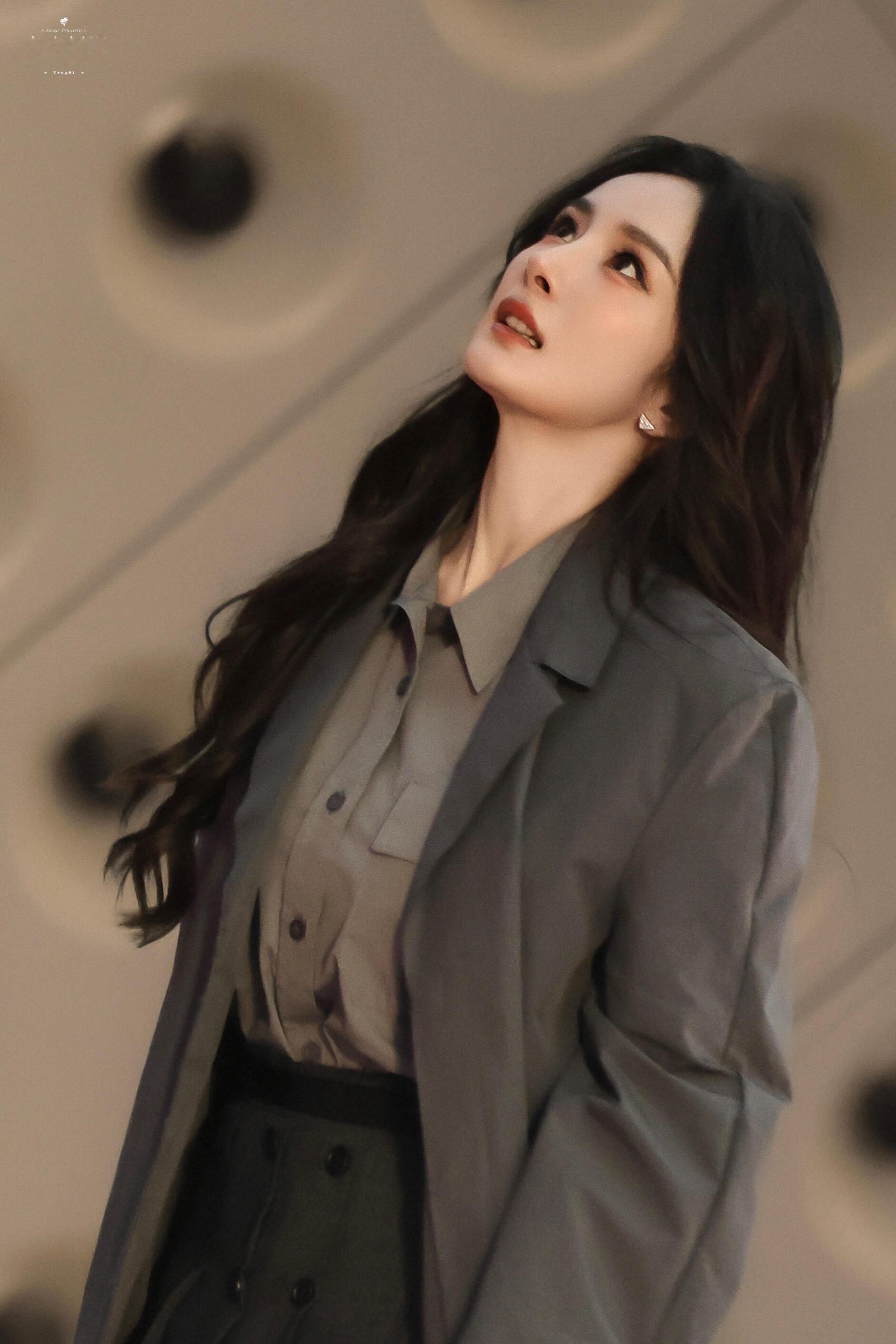 杨幂一边拍广告一边购物杨幂 穿Prada的女王 