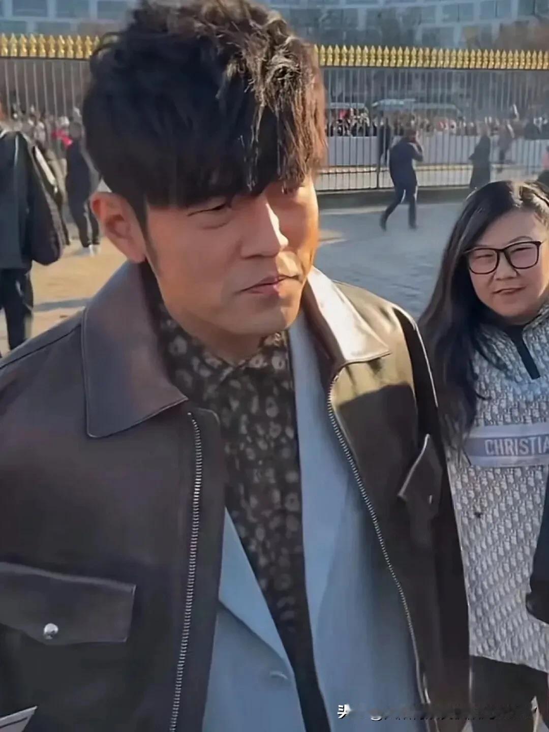 我猜杰伦这会儿一定很后悔，前两天巴黎时装周为啥没好好化化妆。
这个月20号的巴黎